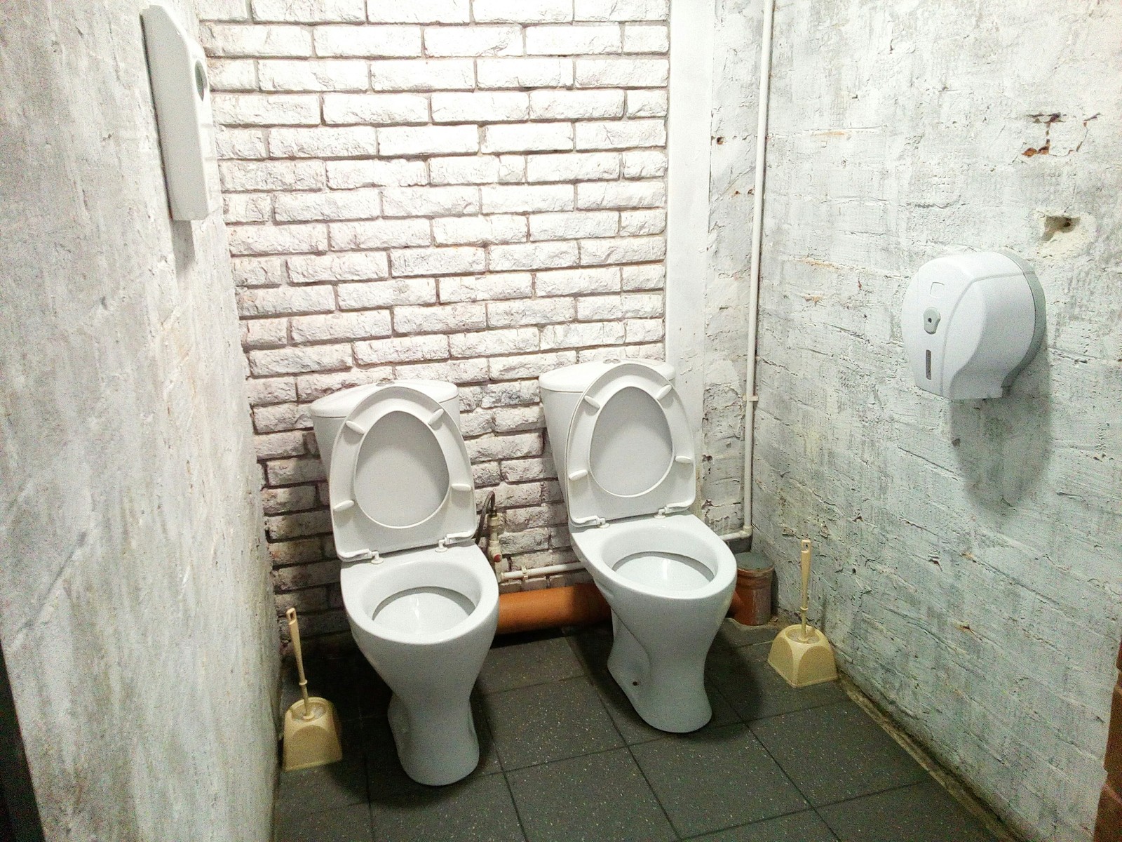 Pass the paper, please. - Toilet, Suddenly, Toilet paper, Вежливость, The photo