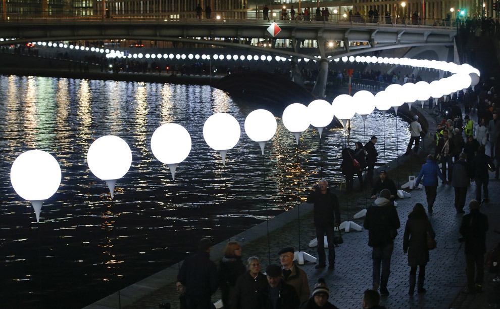 Glowing Berlin Wall. It stretches for 15 kilometers along the former Wall. About 8,000 luminous balls have been installed. - Wall, Berlin