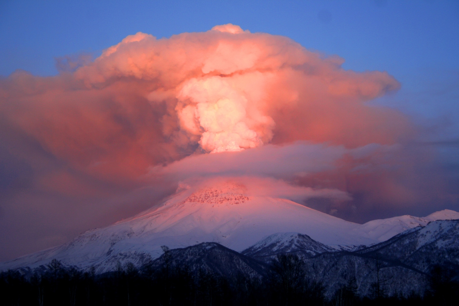 Извержение вулкана на Дальнем востоке