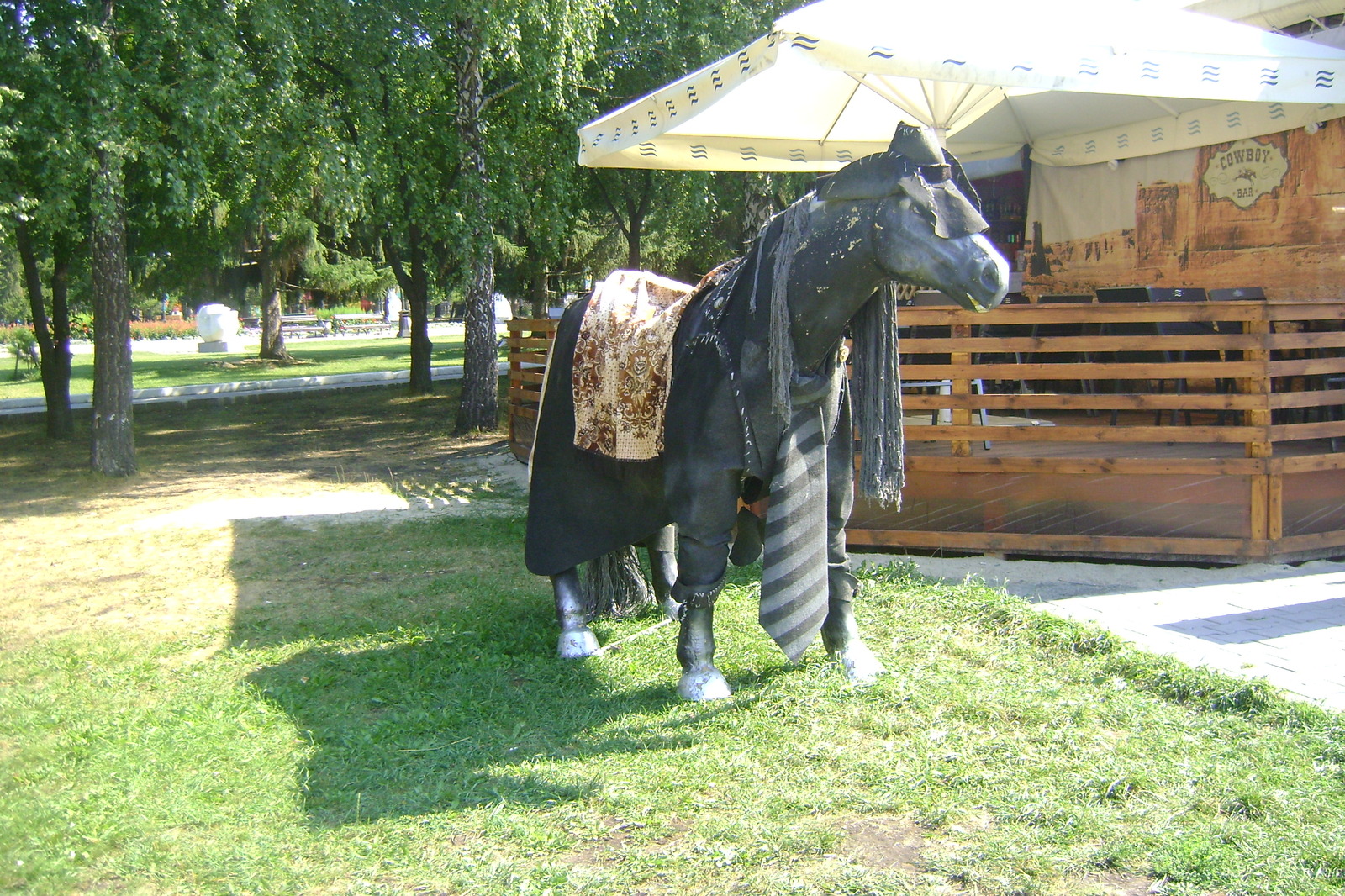 Памятник конь в пальто в Губкине
