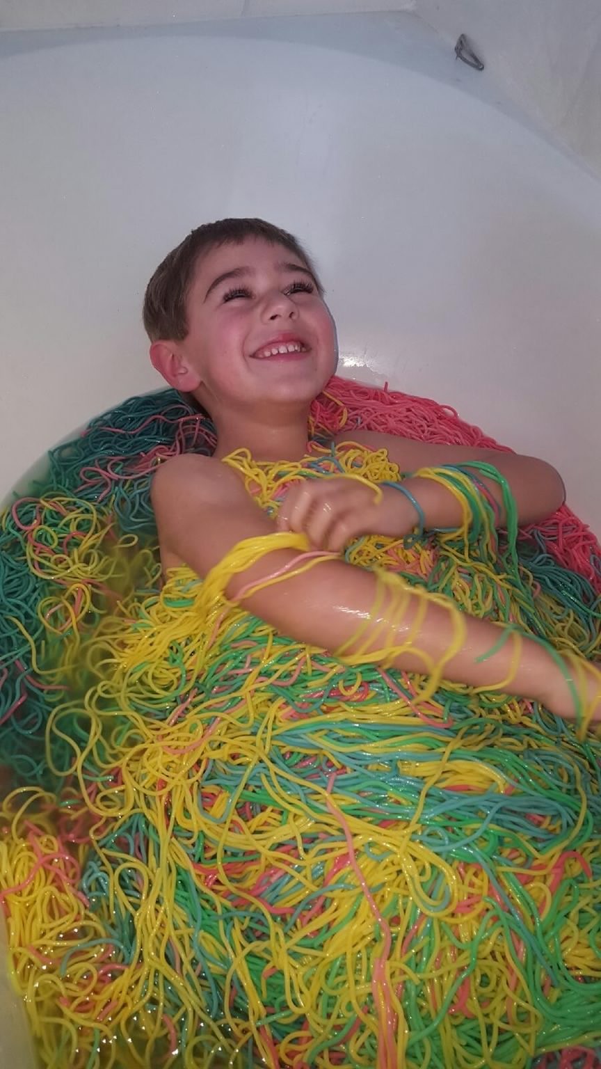 Bath with colored spaghetti.. Easy! - Bath, Children, Spaghetti, Whims