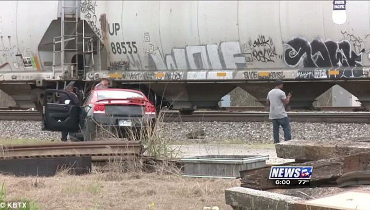 Pregnant model killed by train during railroad photo shoot - A train, Darwin Prize, Fashion model