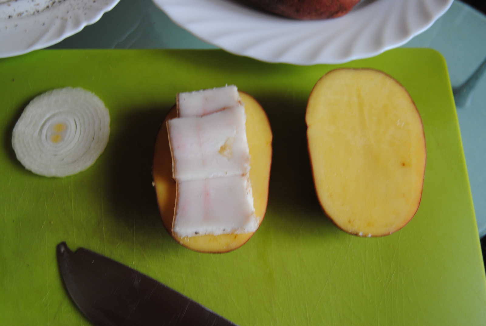 Budget dinner. Oven-baked potatoes with bacon and onions. - My, Dinner, Potato, Salo, Yummy, Amateur, Longpost