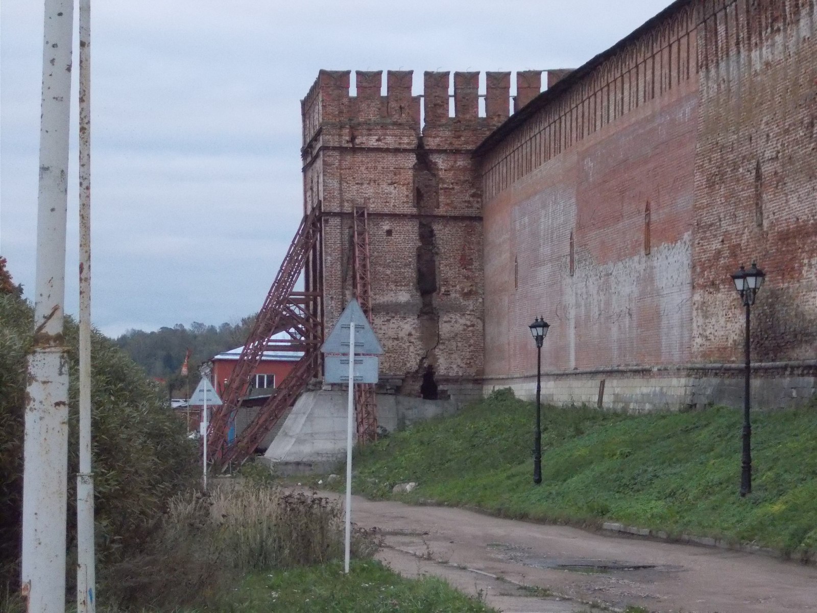 Walking around Smolensk. - My, Smolensk, Kremlin, Tower, Drive, Livejournal, Crack, Building, Bricks, Longpost