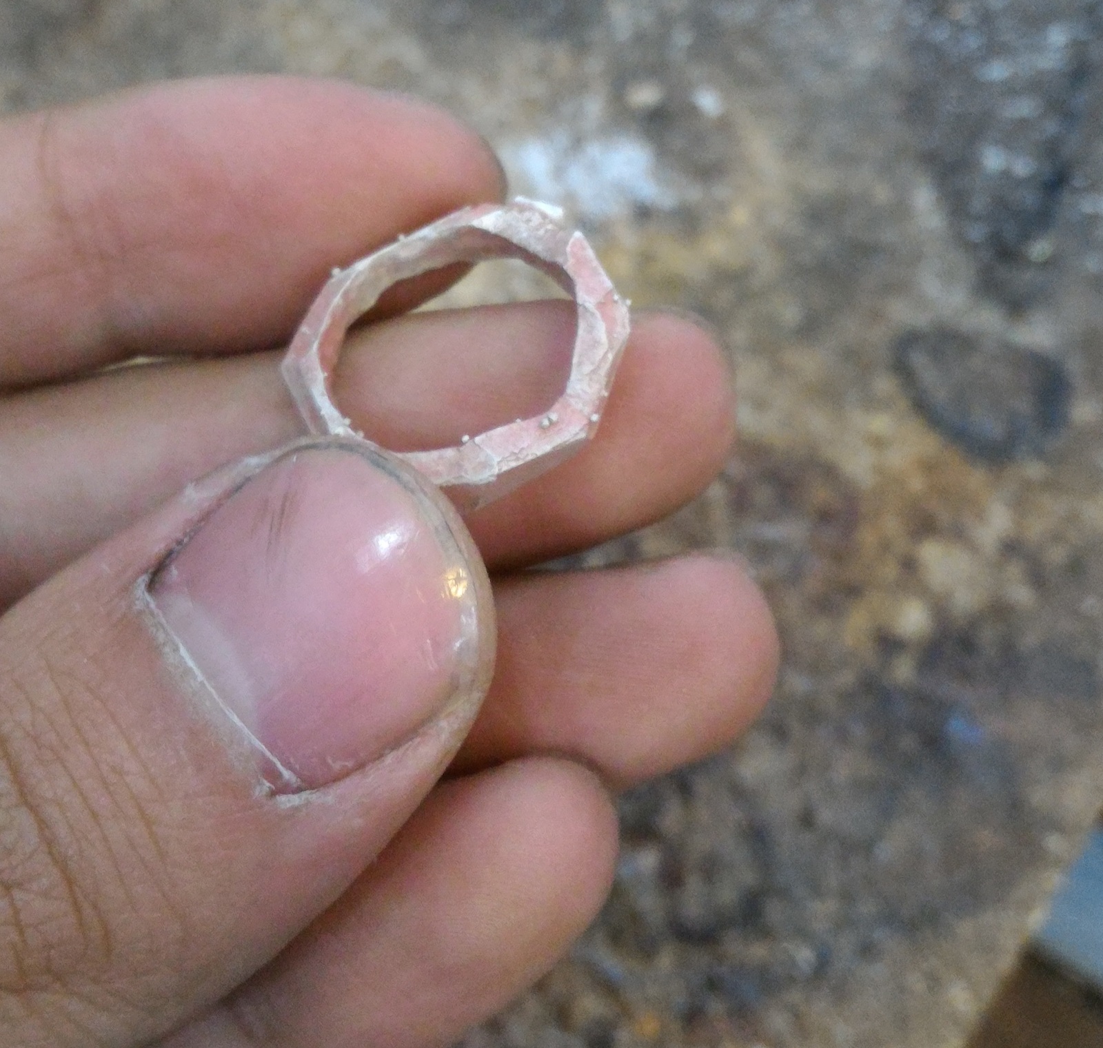 Внимание: стоит ли пытаться сделать кольцо меньше размером в домашних условиях