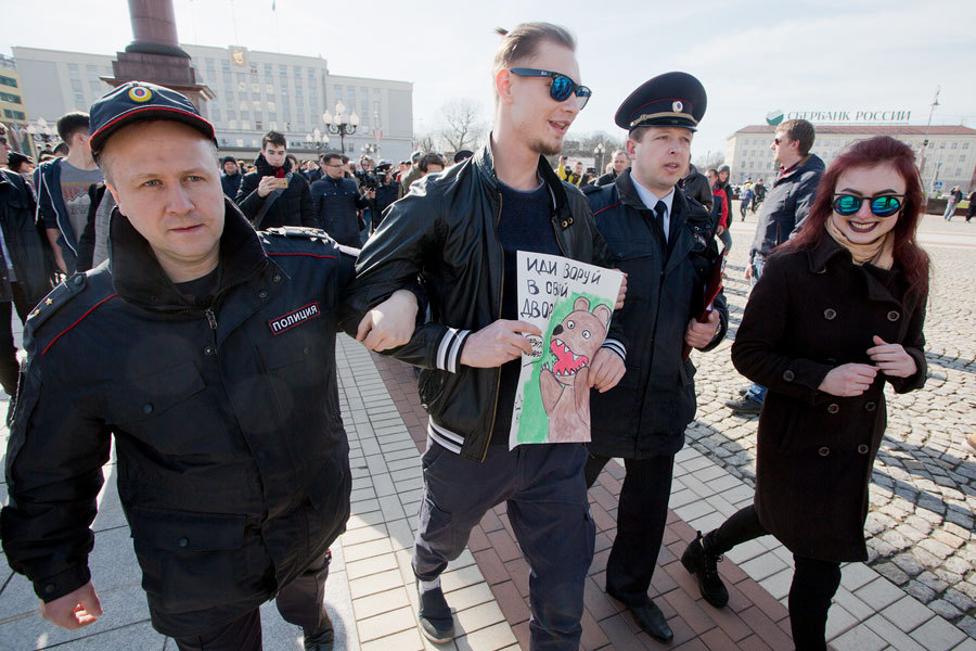 Typical supporters of the oval, who receive little money, everything is bad for them, etc. - Alexey Navalny, Rally, Kaliningrad, Longpost, Politics