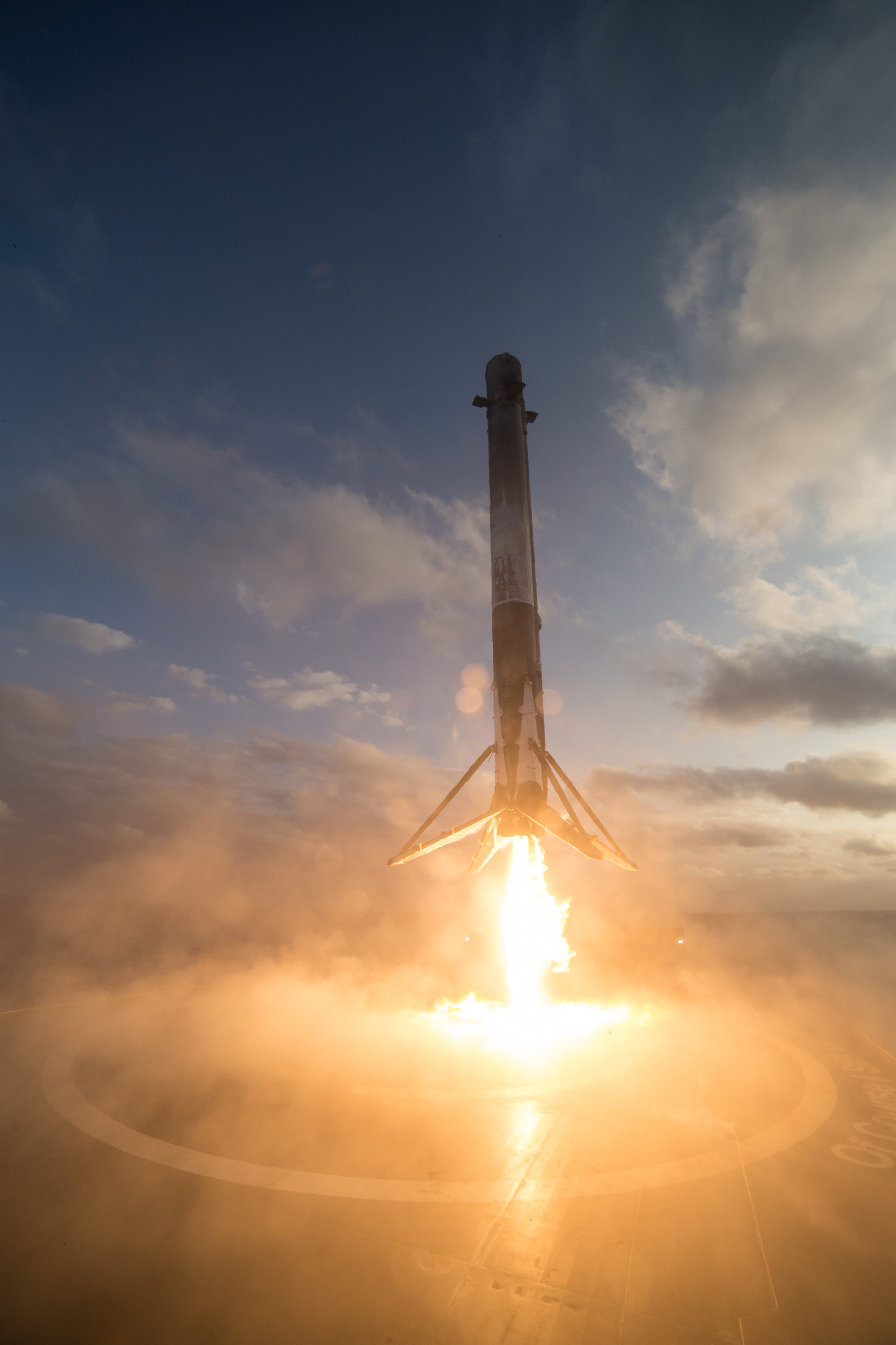 Falcon 9 first stage re-landing photo - The photo, Spacex, Falcon 9, Landing, Rocket, Space, Technologies, The science, Longpost