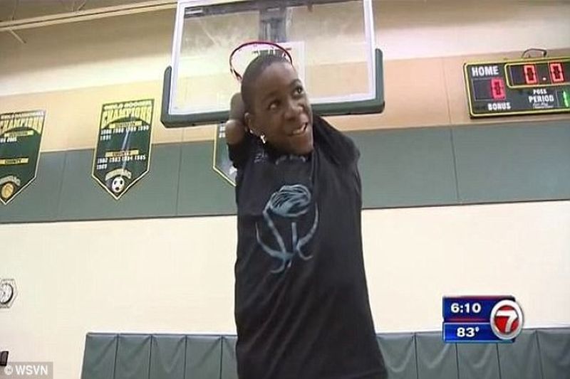 The 13-year-old basketball player with no arms won the game by scoring a 3-pointer at the end of the match. - Basketball, Strength of will, Sport, Victory, Well done, Dragged, Video