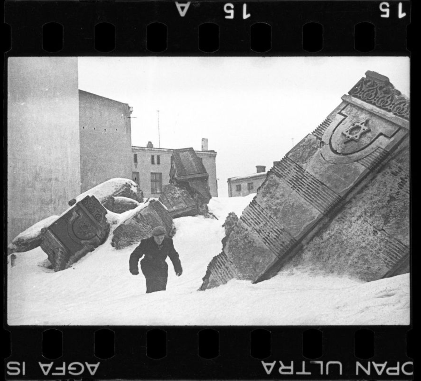 Фотограф-еврей на свой страх и риск запечатлел жизнь в польском гетто |  Пикабу