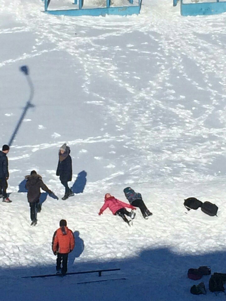 This is how Russian schoolchildren sunbathe - School, Snow, Children, Russia