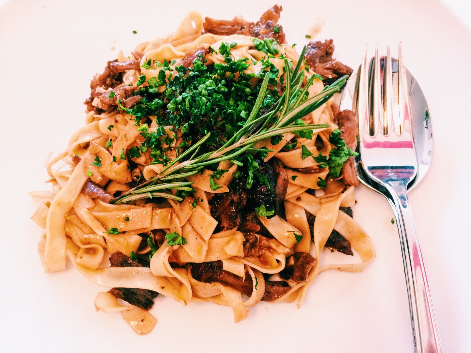 Oxtail stew with tagliatelle. Why is it becoming more and more popular to cook beef at cheaper prices in expensive restaurants, rather than steaks? Way to save? - My, Longpost, Longtext, Stew, Beef, Recipe, Meat, Paste, Preparation