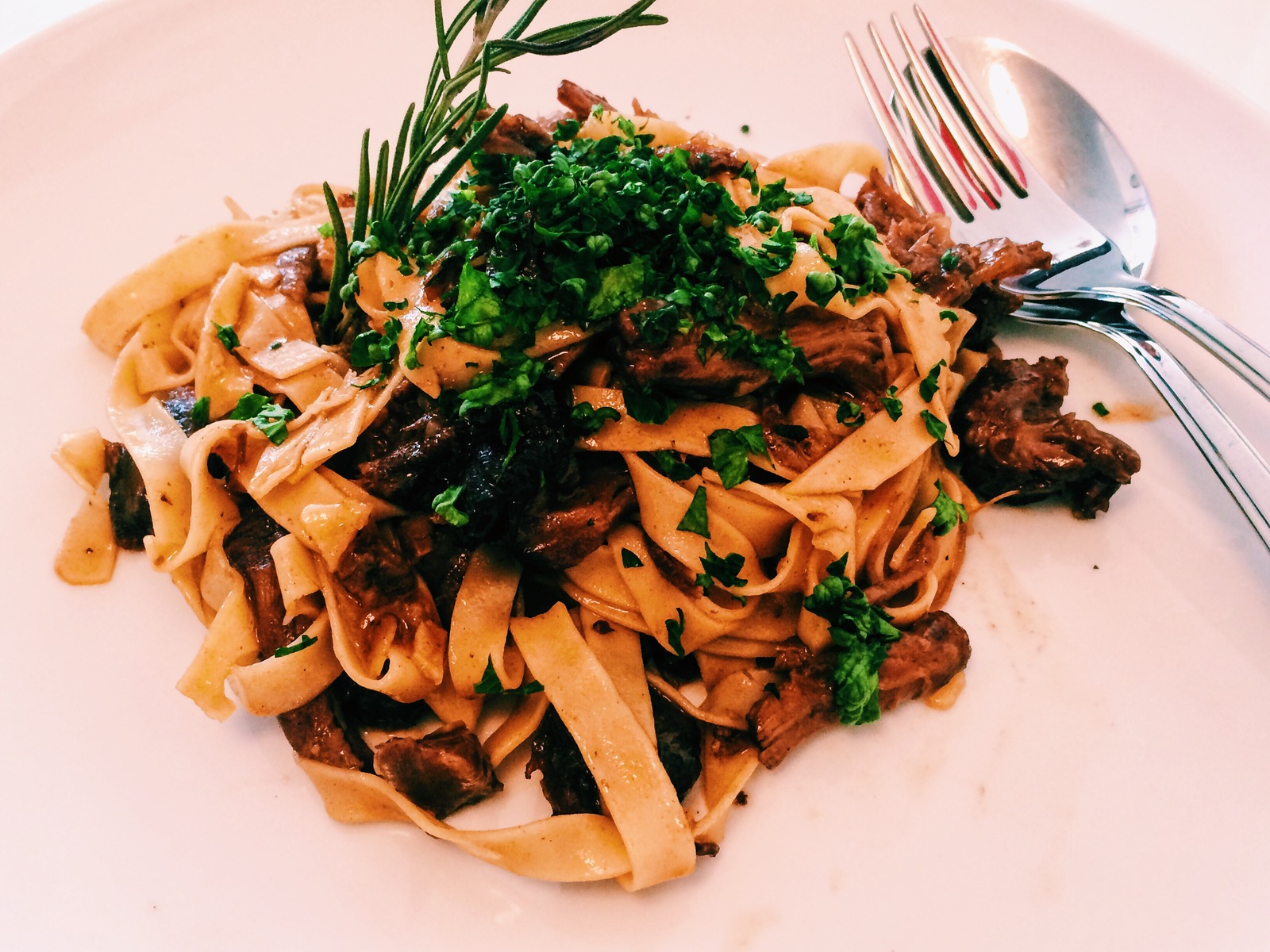 Oxtail stew with tagliatelle. Why is it becoming more and more popular to cook beef at cheaper prices in expensive restaurants, rather than steaks? Way to save? - My, Longpost, Longtext, Stew, Beef, Recipe, Meat, Paste, Preparation