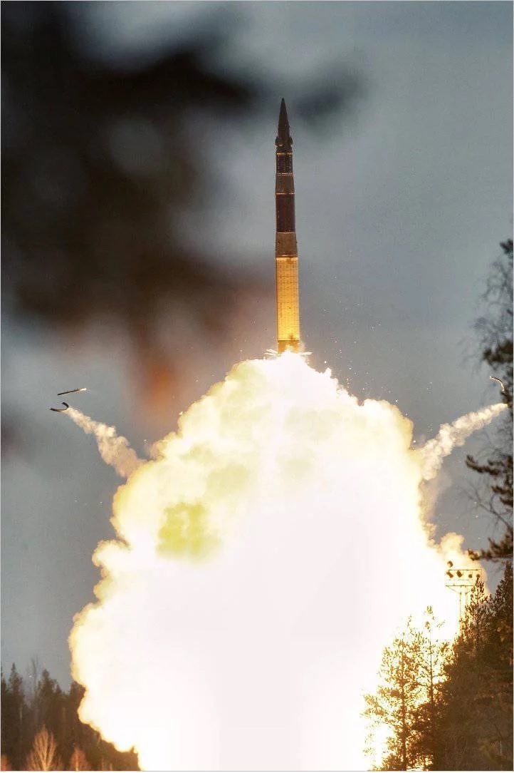 Launch of a 15Zh65 rocket by a Topol-M mobile ground-based missile system - Technics, Topol M, Longpost