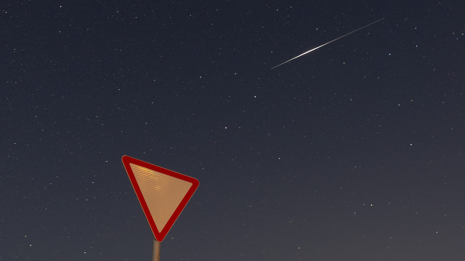 Double flash of Iridium, another flash and the Moon - My, Space, Astrophoto, Iridium, moon, Longpost