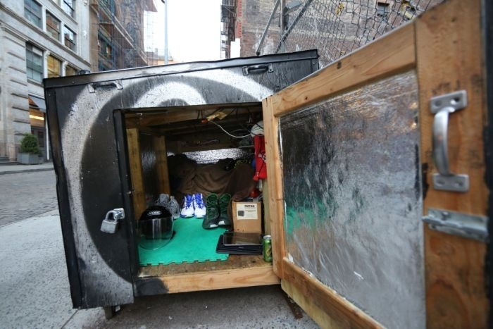 A New York homeless man lives in a box disguised as a trash can, or kindness knows no bounds. - Kindness, , Homeless, news, USA, Longpost, Homeless people