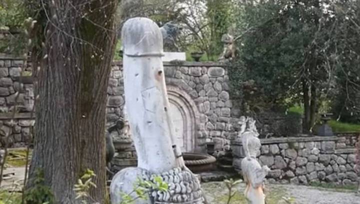 Antiquarian angered neighbors with a two-meter penis - NSFW, , Austria, Antiquarian, Penis, 2000 years, Garden, 