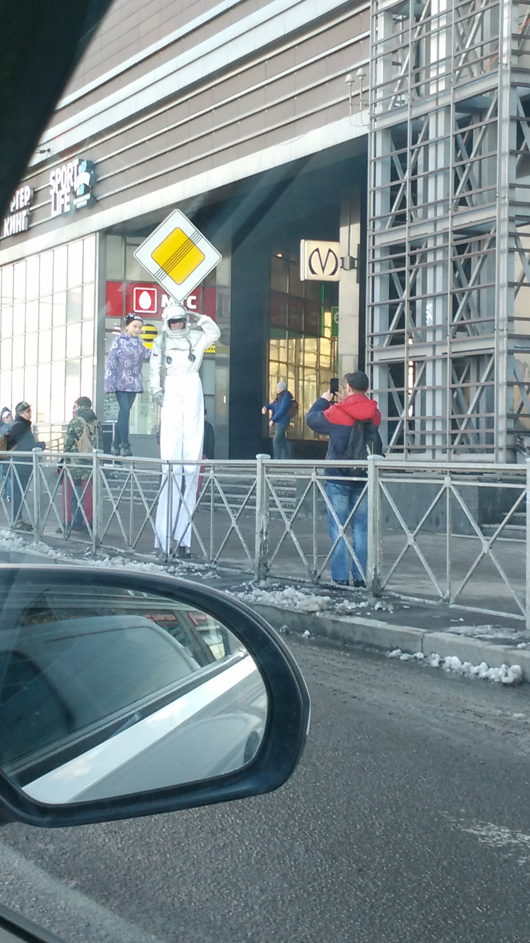 Dad, take a picture with the astronaut! - My, Animator, Stilts, Obvodny Canal, Shopping center