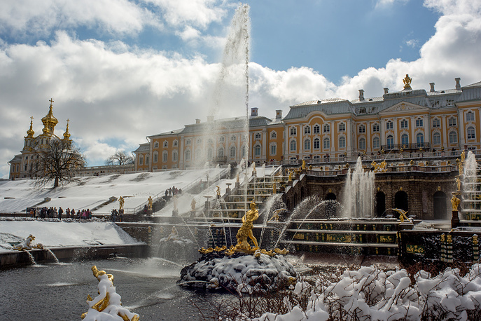 Fountains of Peterhof for the first time in many years work in the snow - Peterhof, Fountain, Longpost, Saint Petersburg