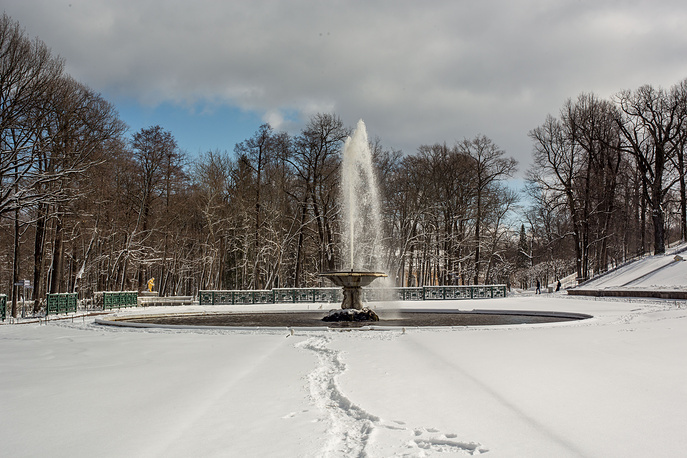 Fountains of Peterhof for the first time in many years work in the snow - Peterhof, Fountain, Longpost, Saint Petersburg