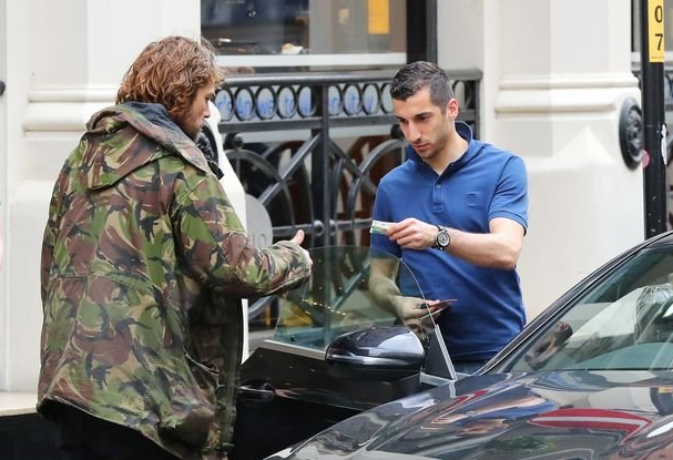 Henrikh Mkhitaryan gives money to a homeless man - , Manchester United, , The photo, Football, Armenia