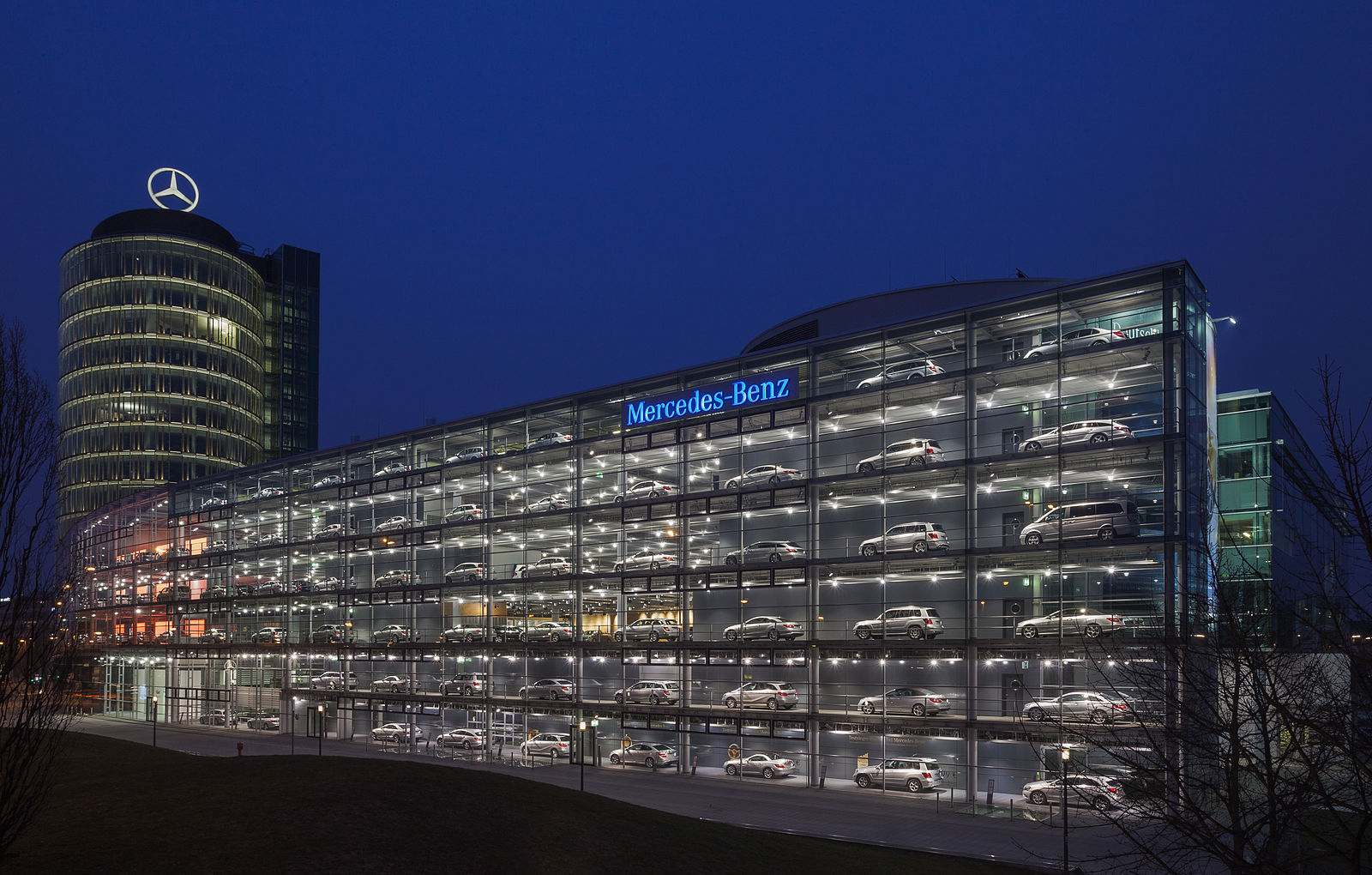 Mercedes-Benz dealer in Munich - The photo, Mercedes