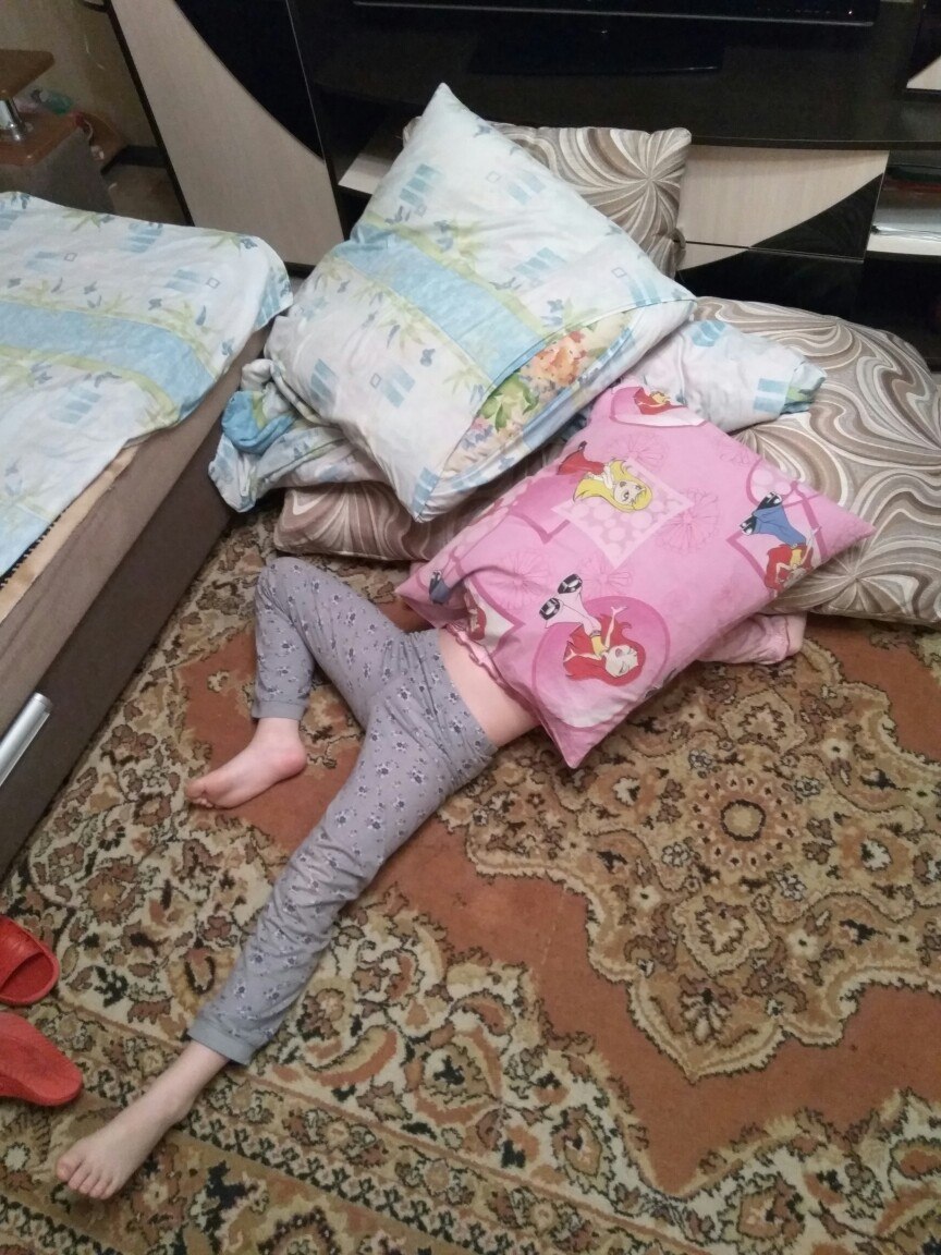 Ноги спящей сестры. Младшая сестра уснула.
