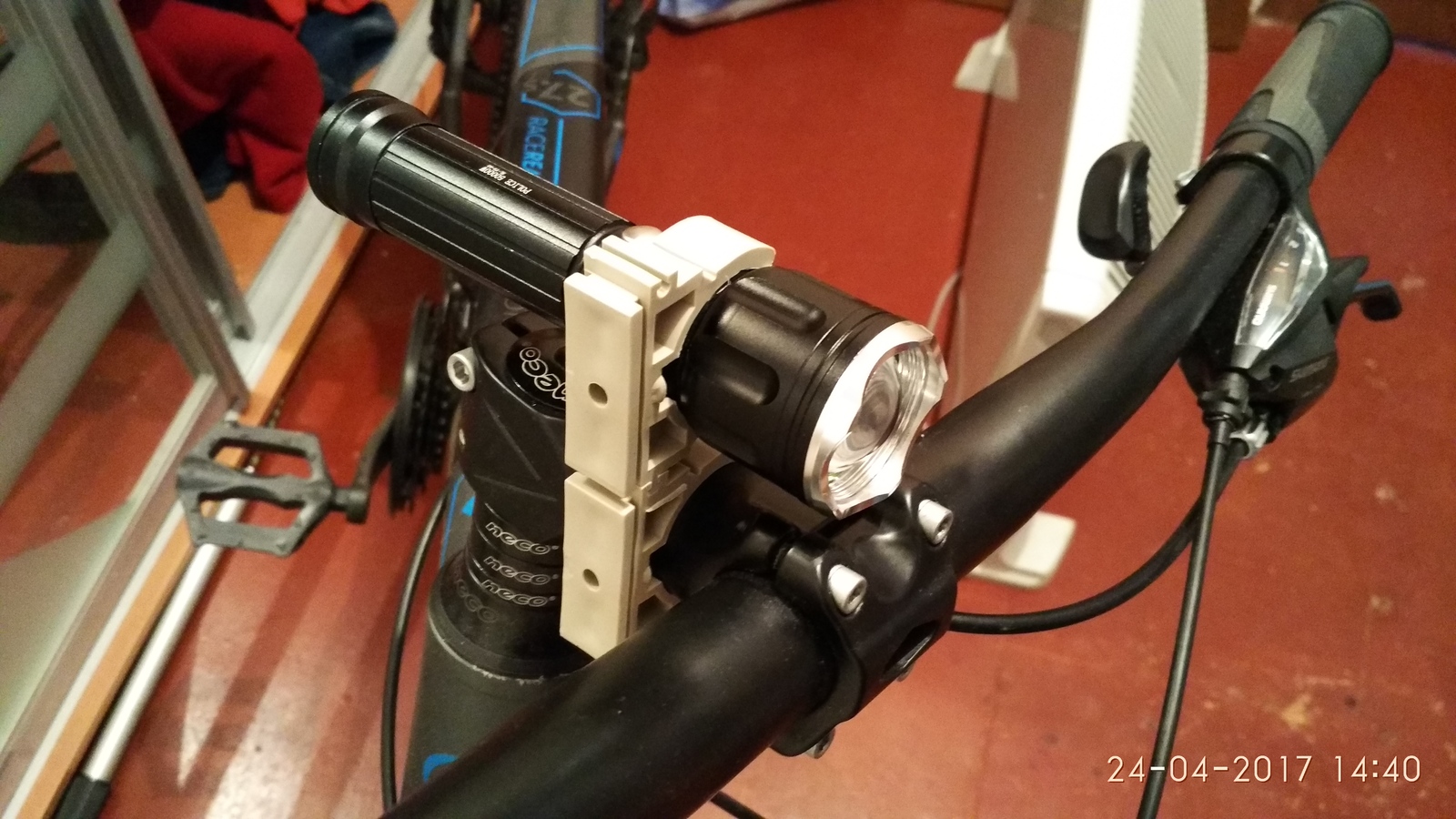 Велотовары и снаряжение для велотуризма - крепление для фонарика