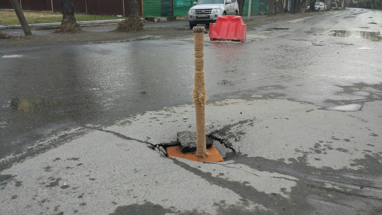 Repairing a hole with your claws. - My, RosYama, Tyumen, Scratching post, Pit