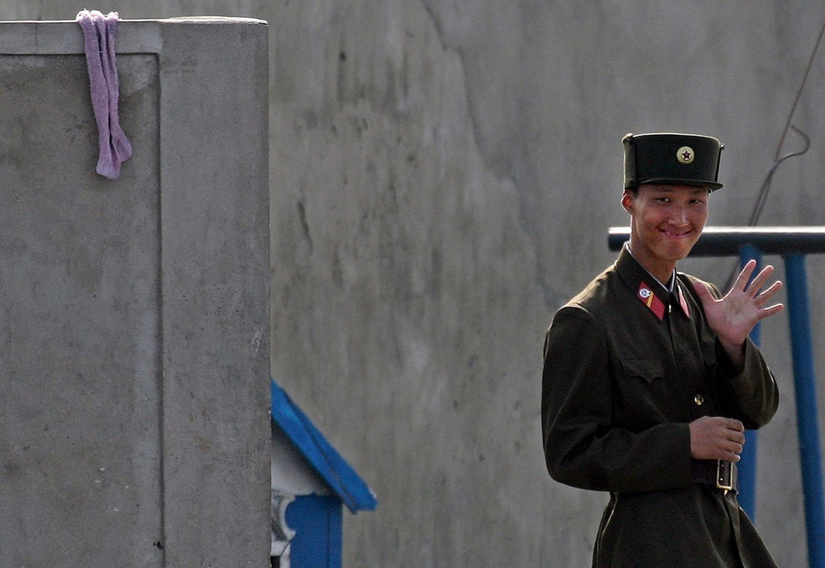 A smile that erases any boundaries - North Korea, The soldiers, The photo, Later, Firing squad, Humor