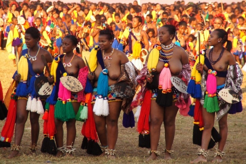 Thousands of naked virgins in one stadium: how the king of Swaziland chooses his wife. - NSFW, Strawberry, , , Video, Longpost, Wife