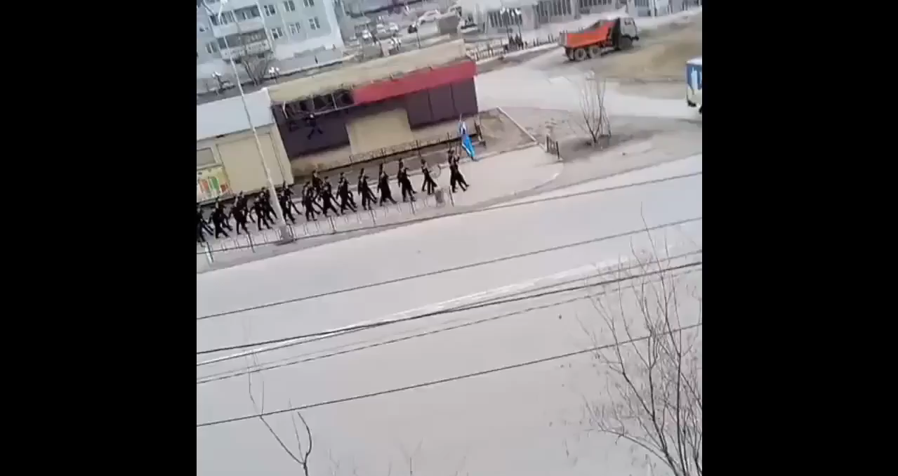 A truck unexpectedly stood in the way of the marching column - Yakutsk, March, Column, Mayonnaise, Truck, Video