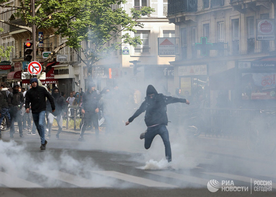 Police fire tear gas at student protests in Paris - France, Protest, Politics