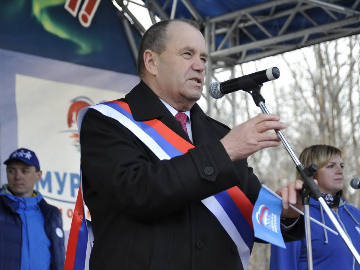 Murmansk officials went out to celebrate May Day wearing Serbian flags. - Murmansk, Flag, , Wind, Politics