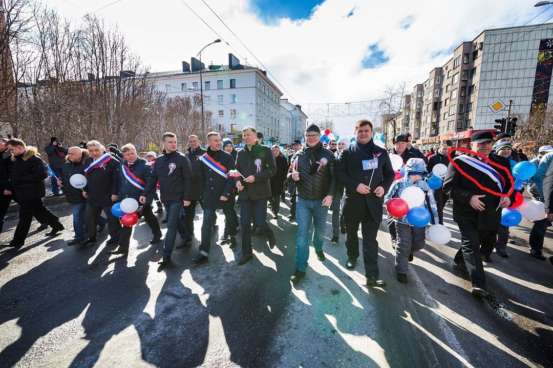 Murmansk officials went out to celebrate May Day wearing Serbian flags. - Murmansk, Flag, , Wind, Politics