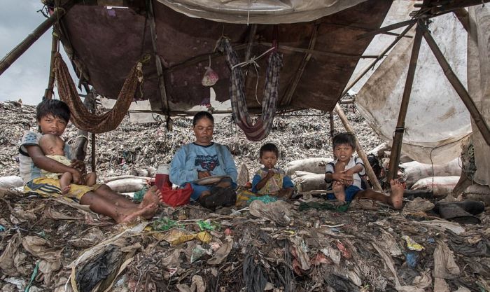 A landfill in Indonesia that is home to 3,000 families. - Indonesia, Dump, A life, Longpost