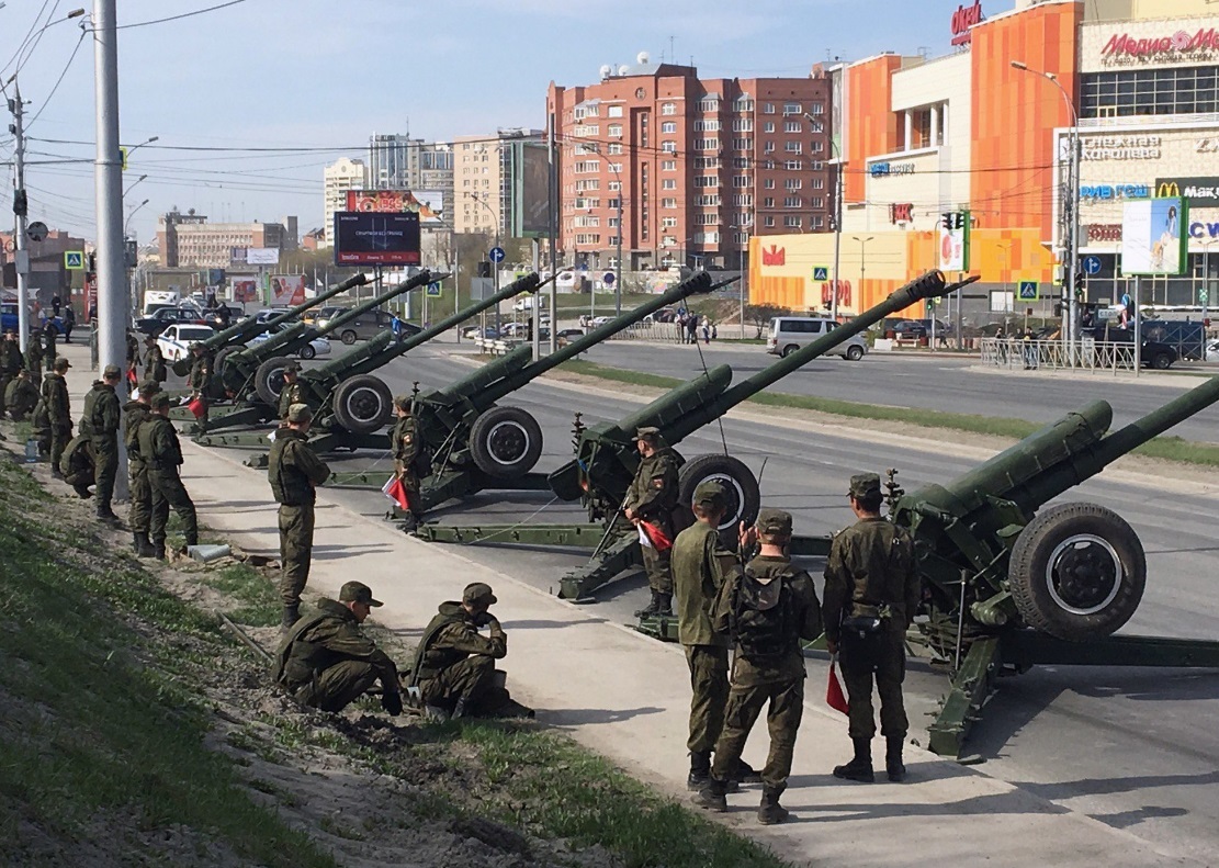 После репетиции Дня Победы в Новосибирске сотни местных жителей едва не стали заиками - Новосибирск, Артиллерия, Военные дебилы, Город, Улица, Репетиция, Стрельба, Новости