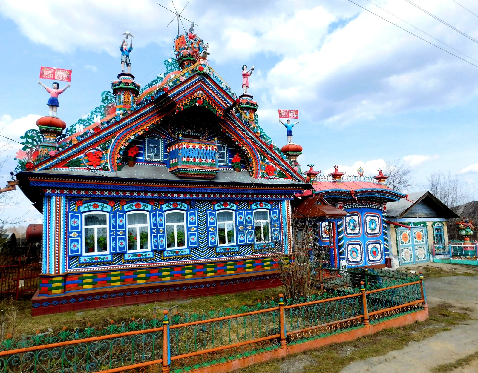 House of the blacksmith Kirillov. - My, , , Ural, Wooden architecture, Naive Art, Longpost