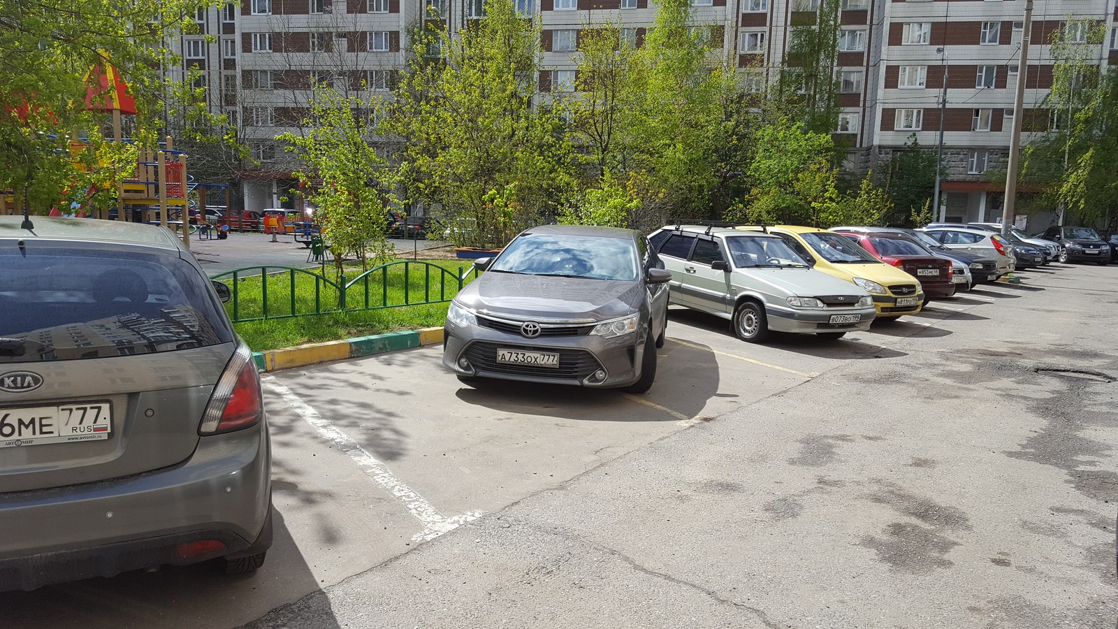 Хамло на парковке во дворе. | Пикабу