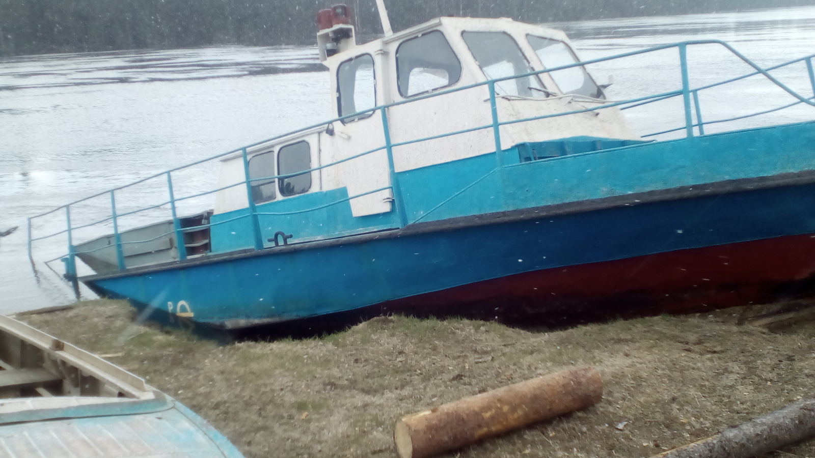 A semi-submerged boat pollutes the river - My, Boat, Flooding, Kama