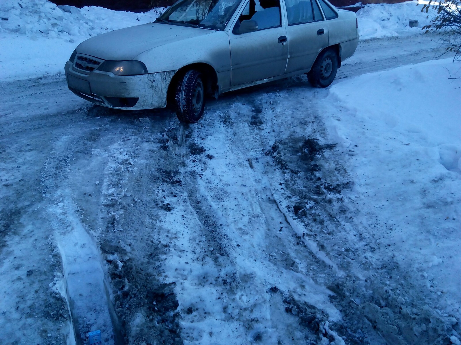 The enemy does not give up... - My, Housing and communal services, Winter, Slopok, Auto, Omsk, Thorns, Snow, Tag