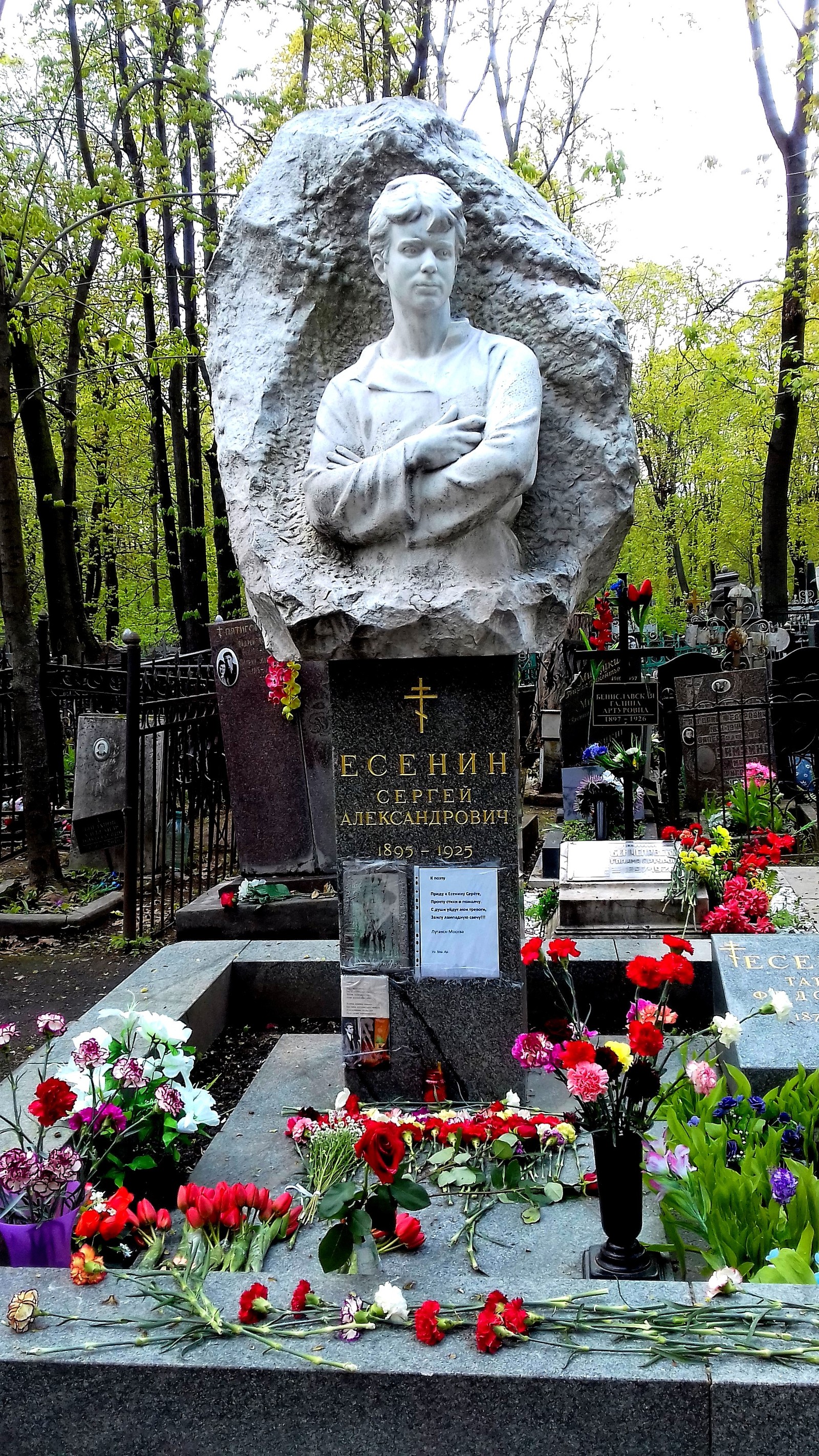 На каком кладбище похоронен миронов. Ваганьковское кладбище Миронов могила. Могила Андрея Миронова на Ваганьковском кладбище.