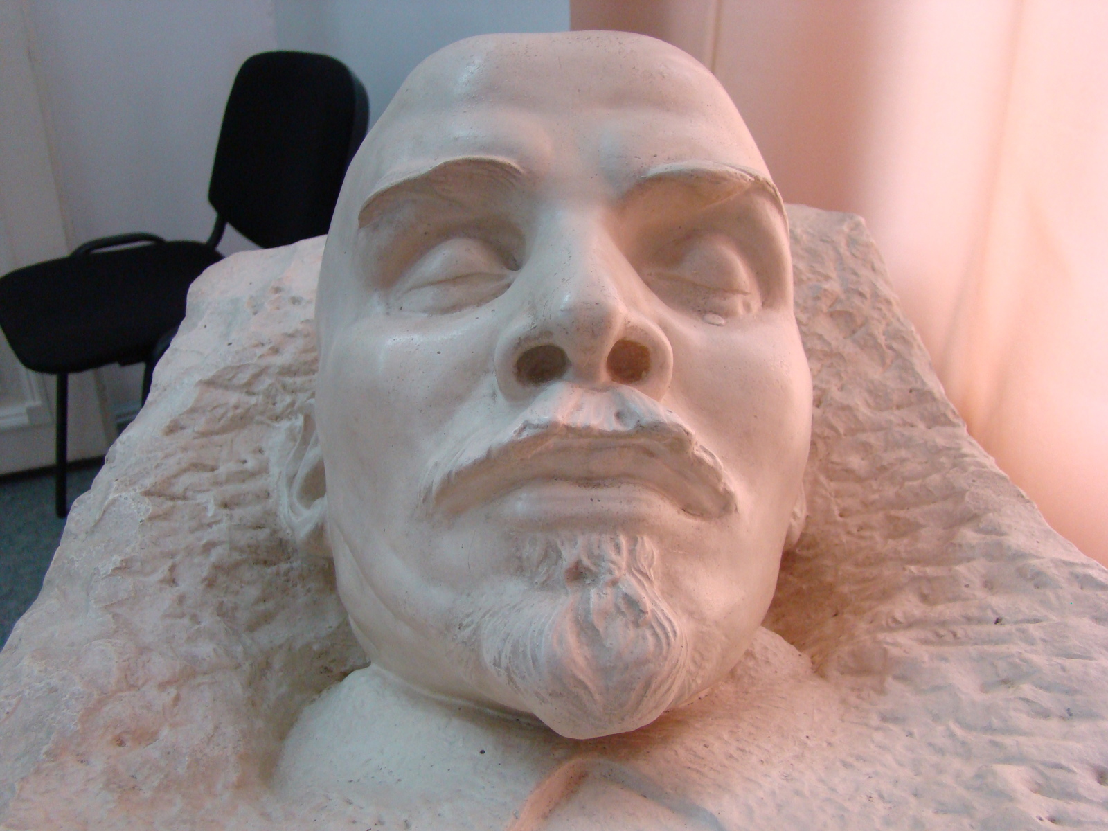 Скульптуру «Ленин в гробу»