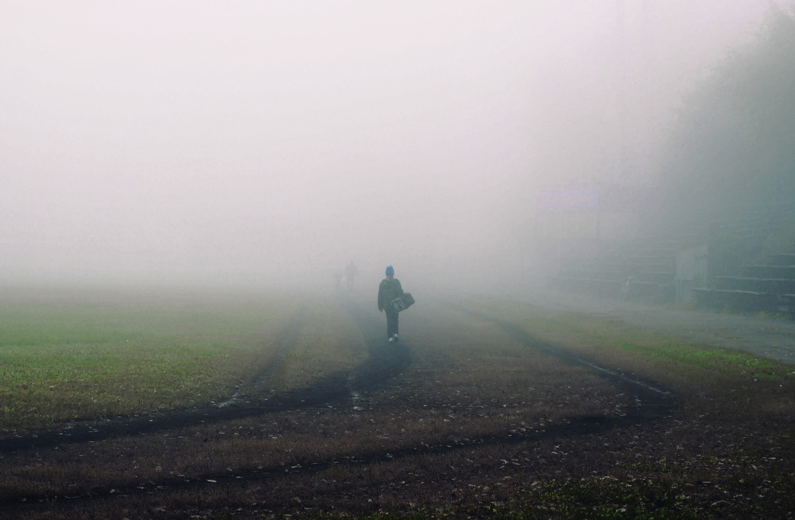 In the fog. Сайлент Хилл фото туман. Граница тумана. Ежик в тумане сайлент Хилл. Резкая граница тумана.