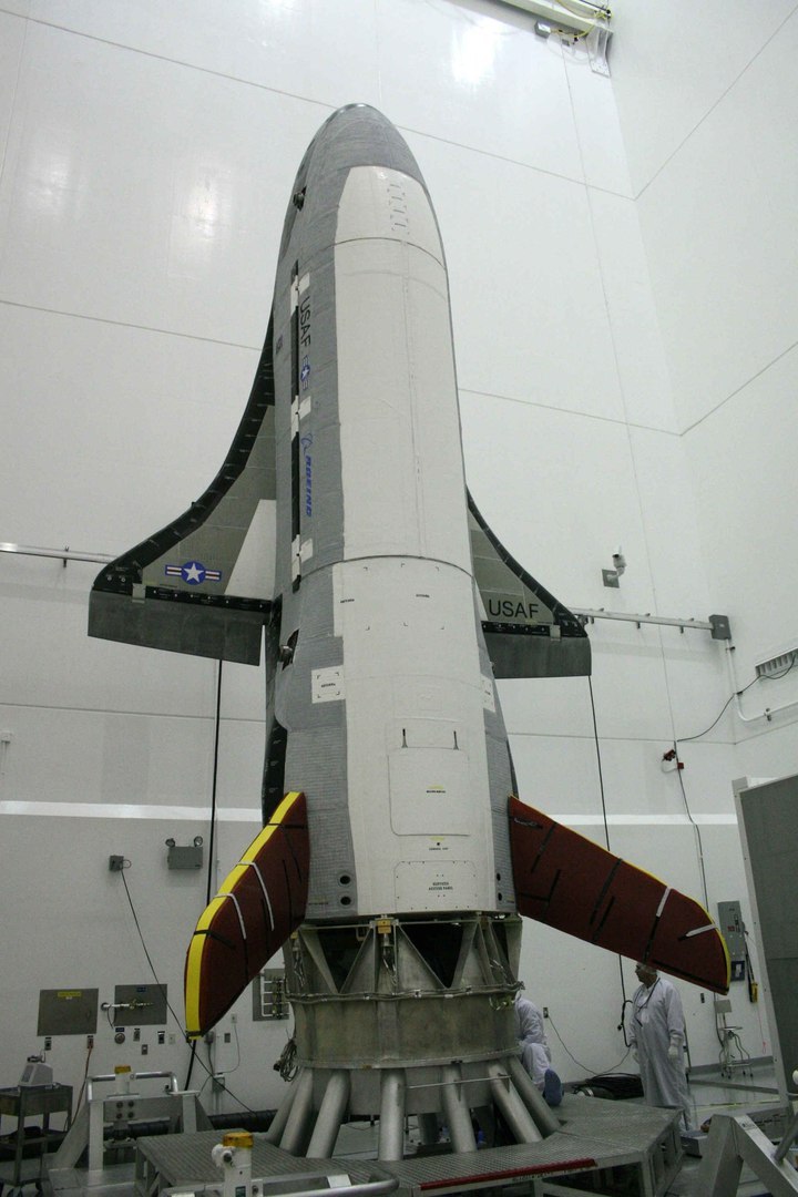 Falcon 9 will be used to launch the X-37B into orbit. - Spacex, Space, Booster Rocket, Elon Musk, x-37b, Falcon 9, ribbon