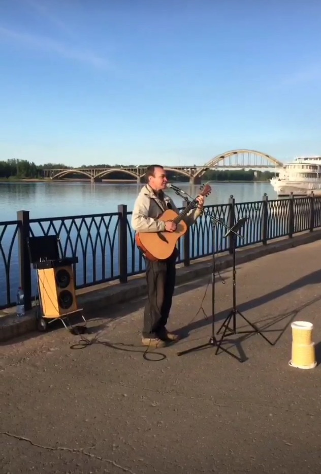 Embankment Rybinsk, street performer. - My, Street musicians, Music