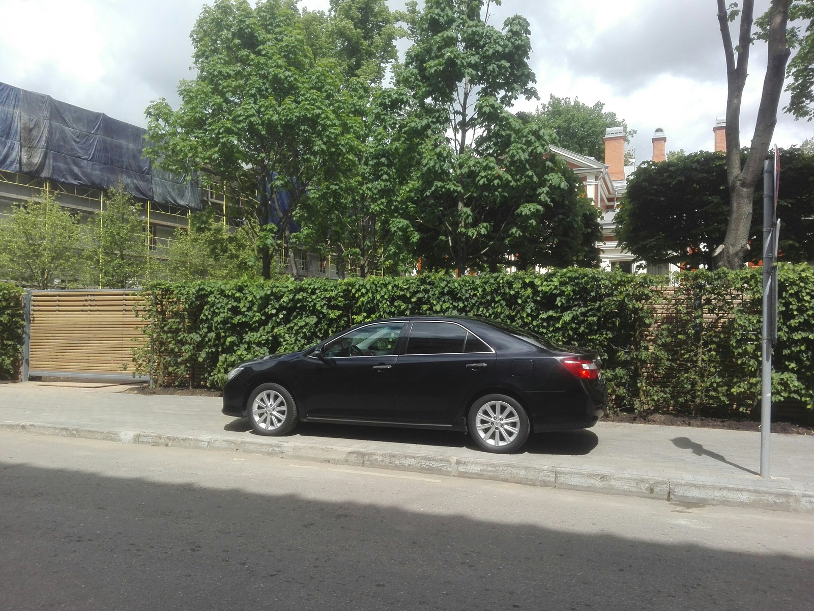 Очередной мастер парковки в центре Москвы | Пикабу