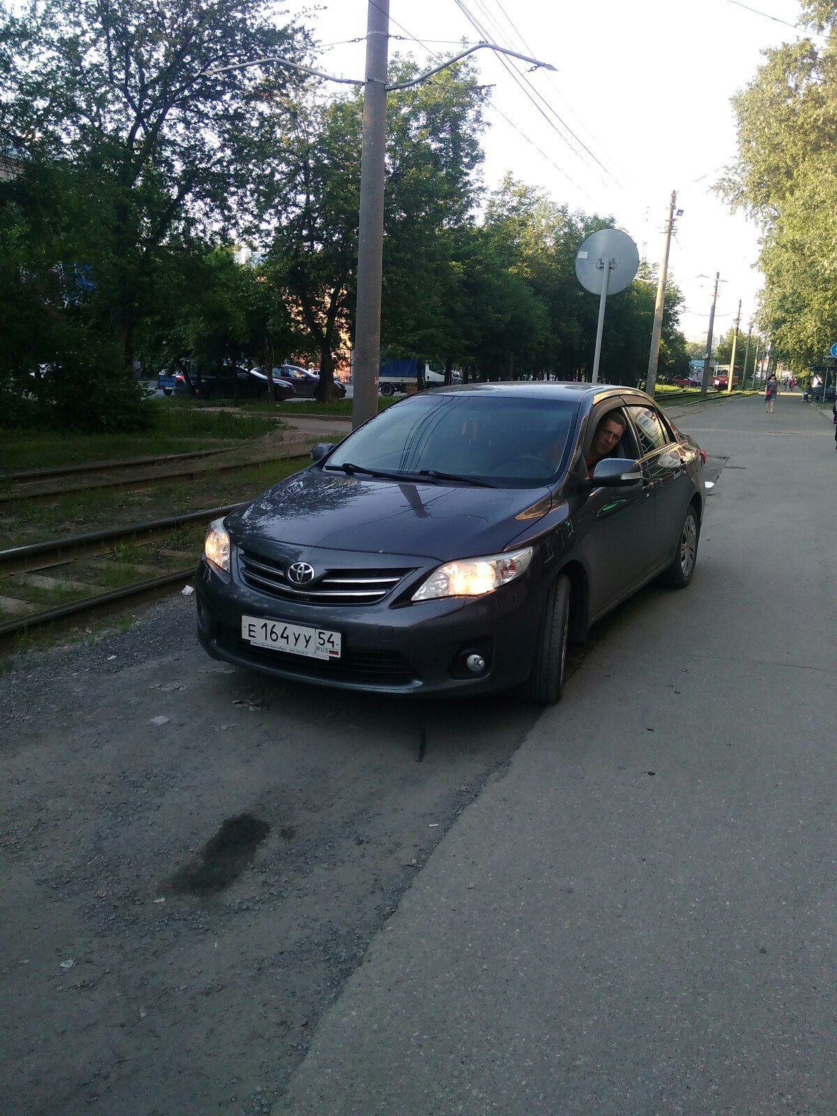 Неадекватный водитель в Томске на пешеходной дорожке... | Пикабу