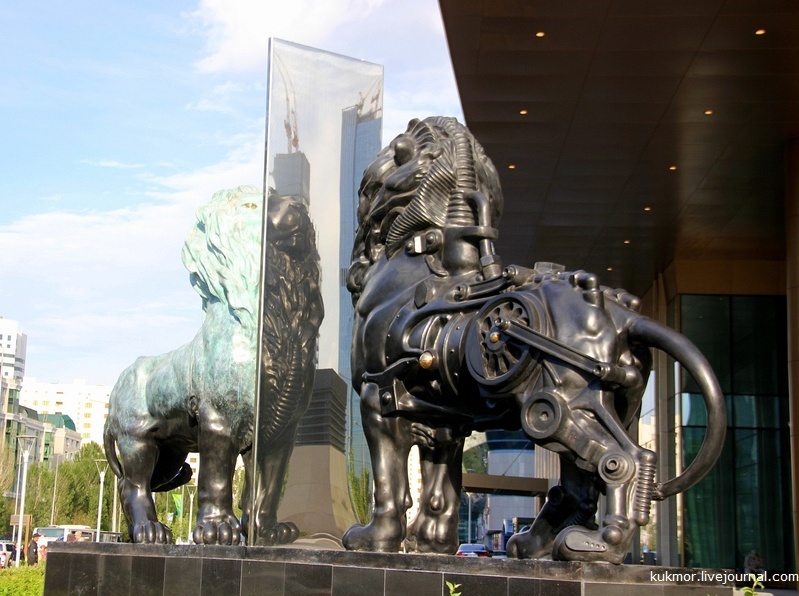 Met a sweet couple here in Astana - My, a lion, Architecture, Astana, My, The photo, Livejournal, Creative, Reflection