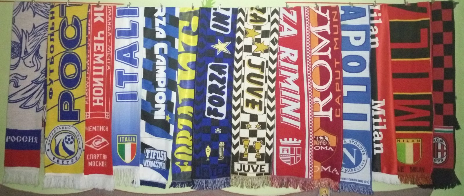 футбольные шарфы в интерьере дома