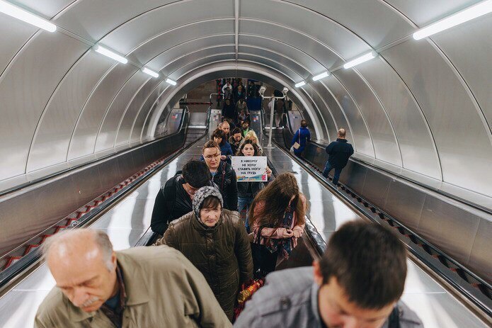 Сегодня в петербургском метро прошла акция ко дню рождения Цоя. - Санкт-Петербург, Акции, Виктор Цой, 55 лет, Длиннопост, Метро, Фотография